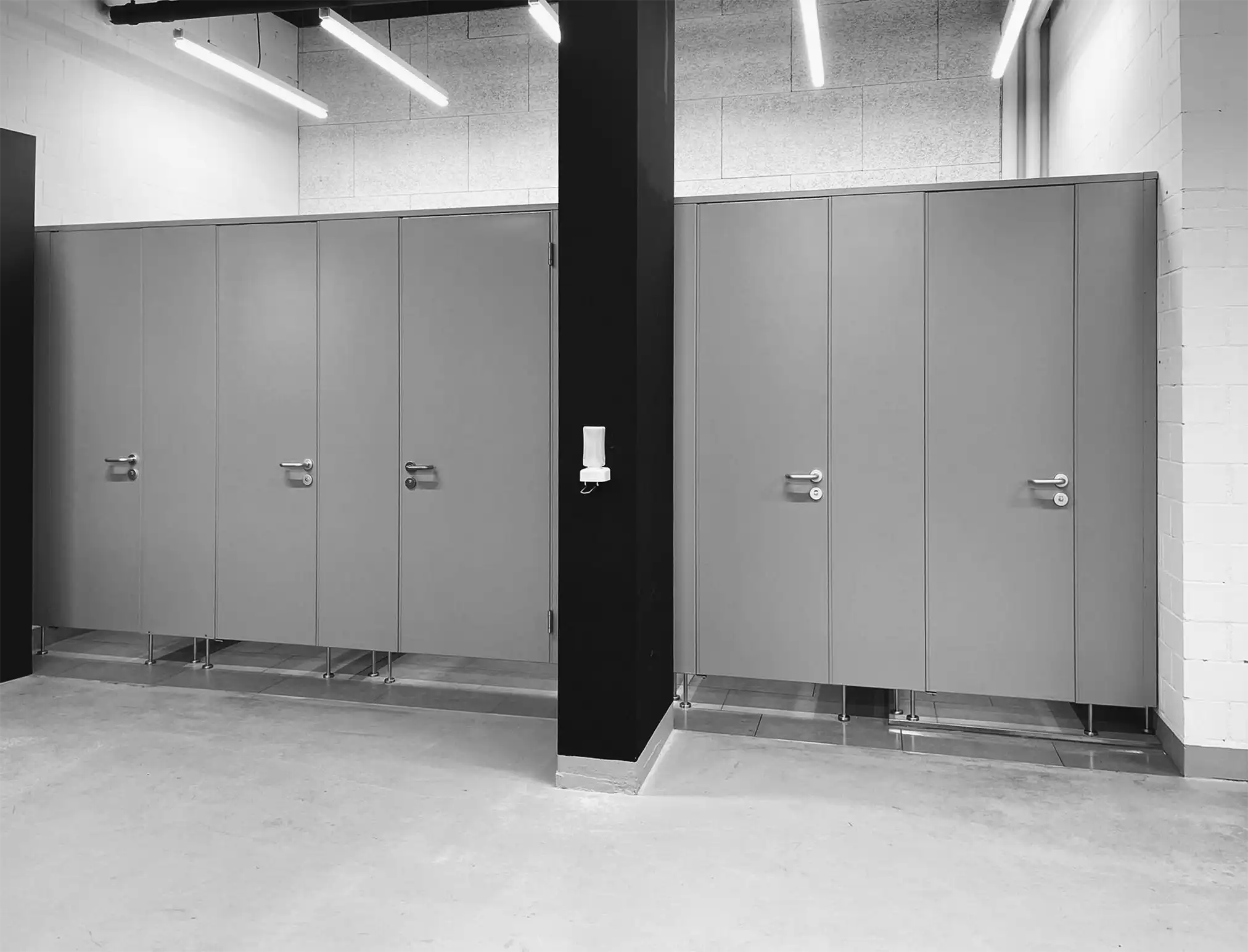 Graue WC-Trennwände im Fitnessstudio Fitness-Rebellen in St. Gallen