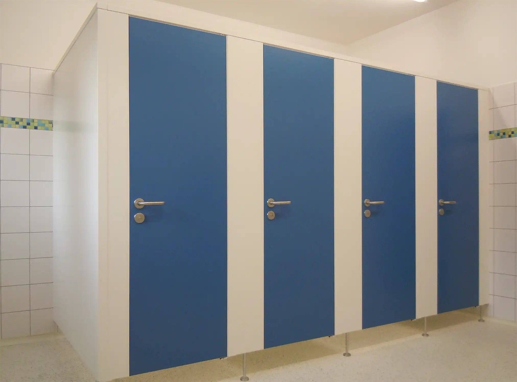 WC-Trennwände mit blauen Türen und weißen Pilastern