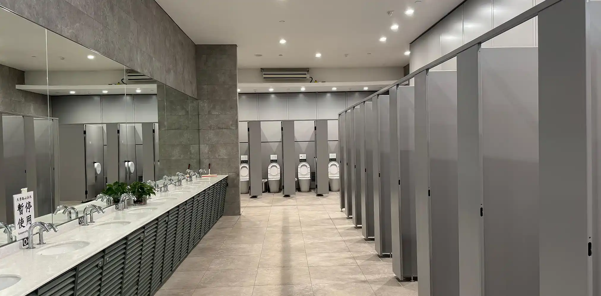 Elegante dunkle WC-Trennwände in einem hochwertigen Sanitärbereich von TW-Tec