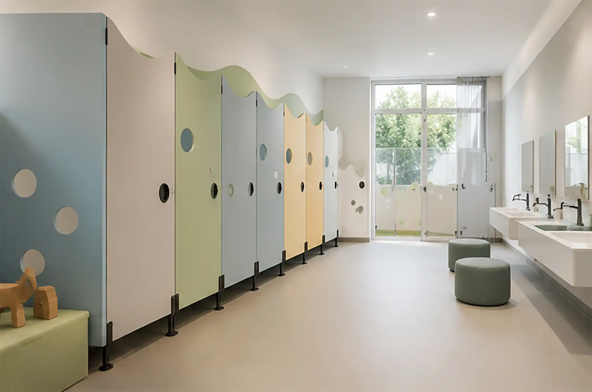 Farbenfrohe Sanitärtrennwände in einem Kindergarten-Waschraum von TW-Tec