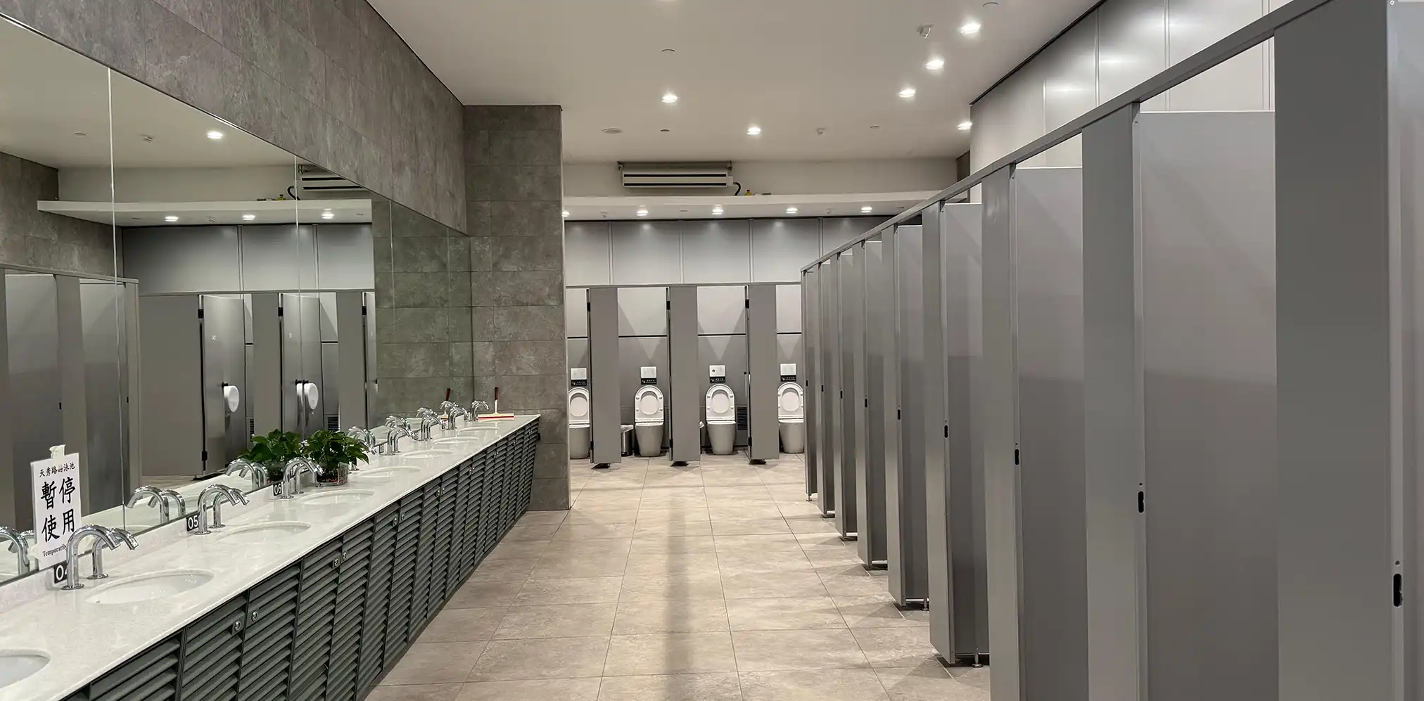 Elegante dunkle WC-Trennwände in einem hochwertigen Sanitärbereich von TW-Tec